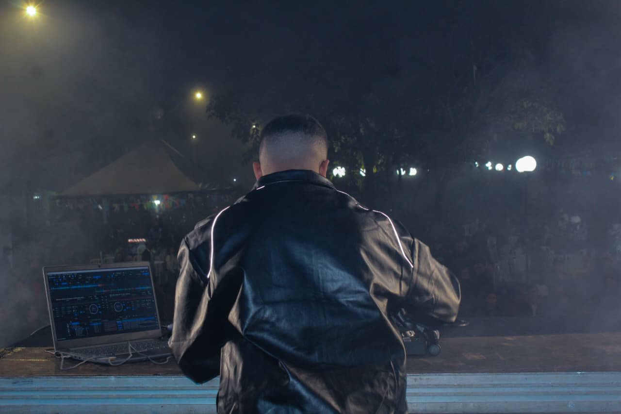 DJ AGROCRIS visto de costas comandando o palco