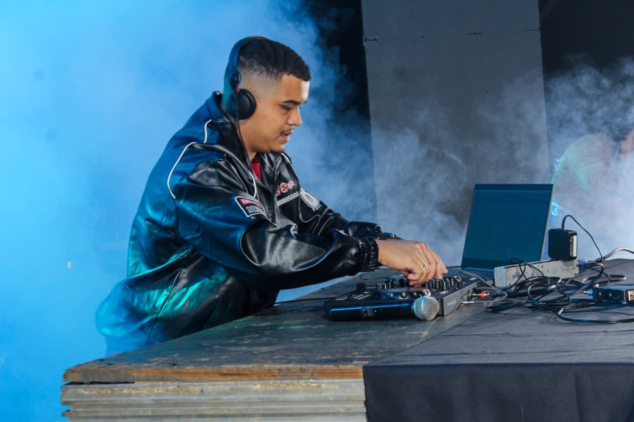DJ AGROCRIS operando controladora durante apresentação