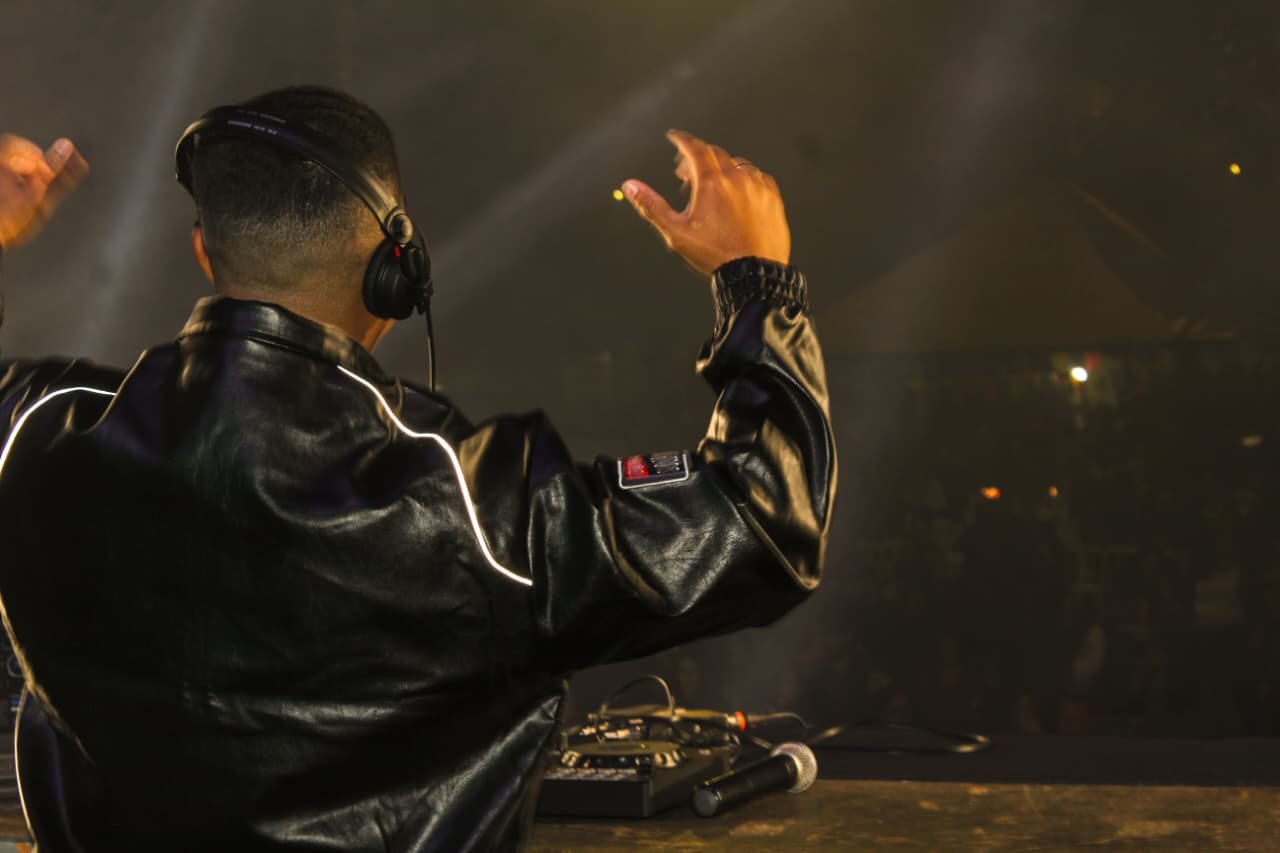 DJ AGROCRIS interagindo com o público durante show