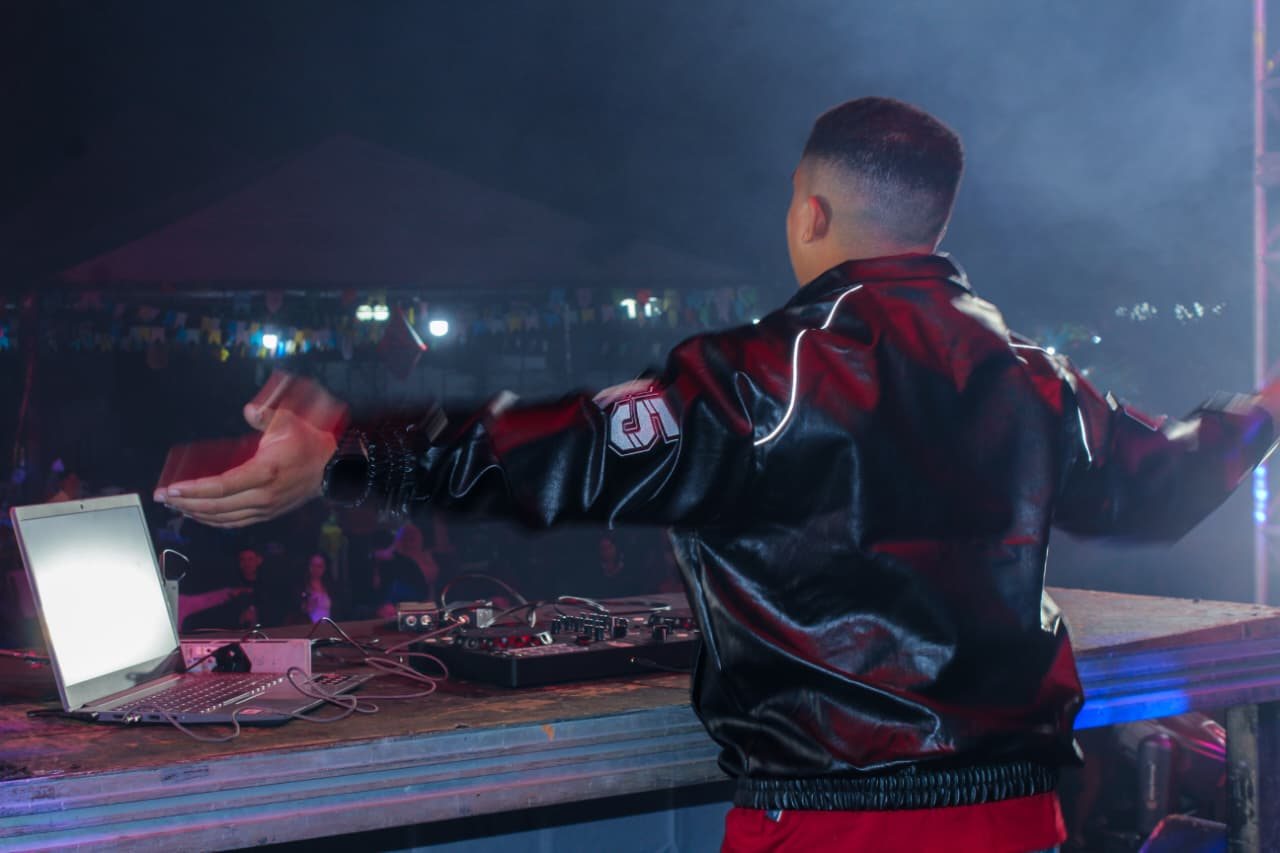 DJ AGROCRIS abrindo os braços diante da pista