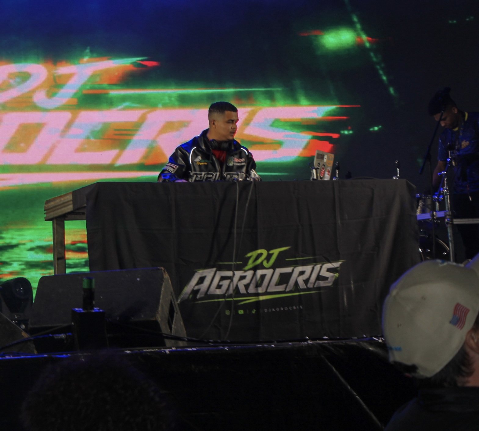 DJ AGROCRIS em palco com painel de LED ao fundo