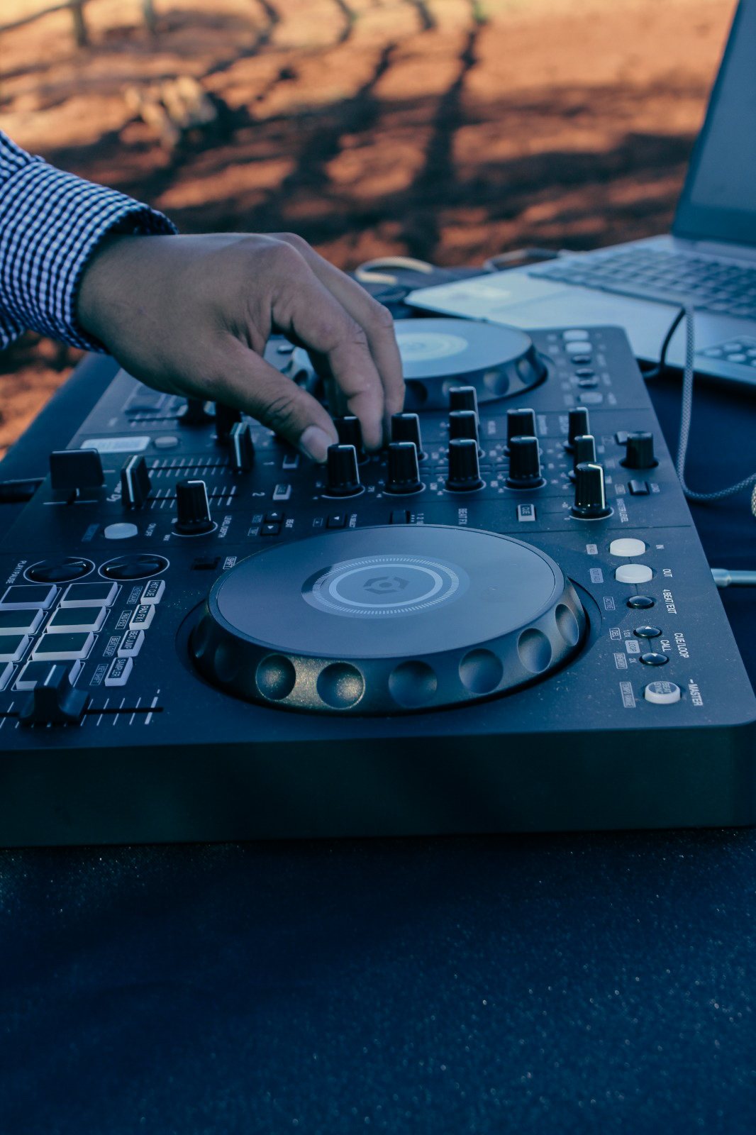 Controladora Pioneer DJ em registro vertical