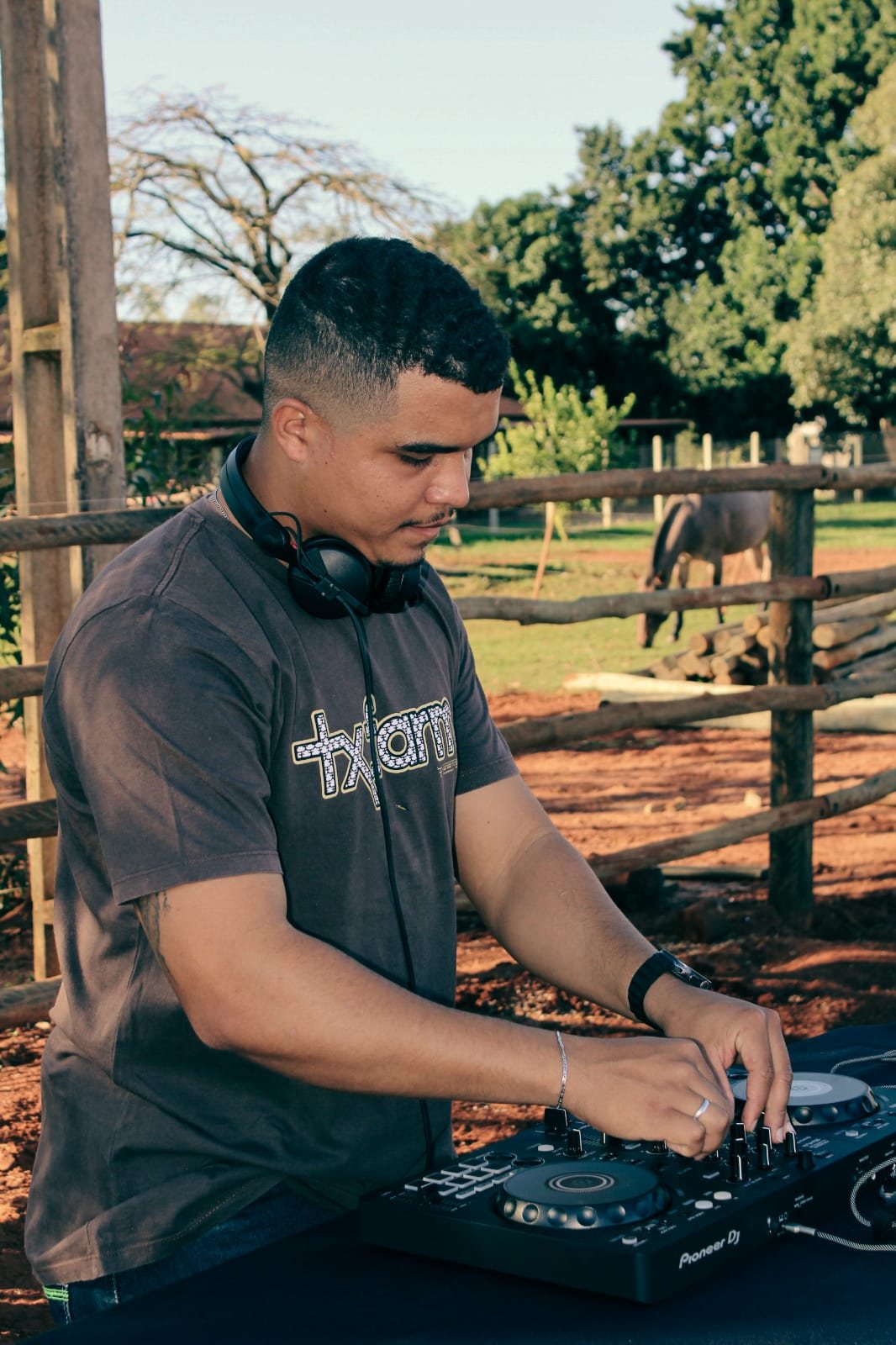 DJ AGROCRIS tocando em ambiente rural