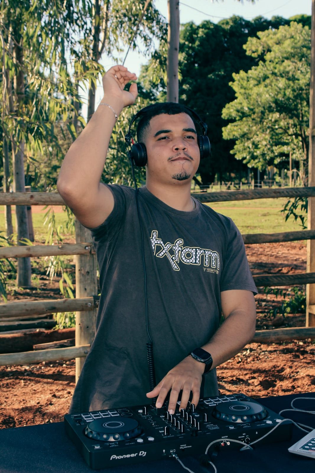 DJ AGROCRIS com fone em ensaio externo