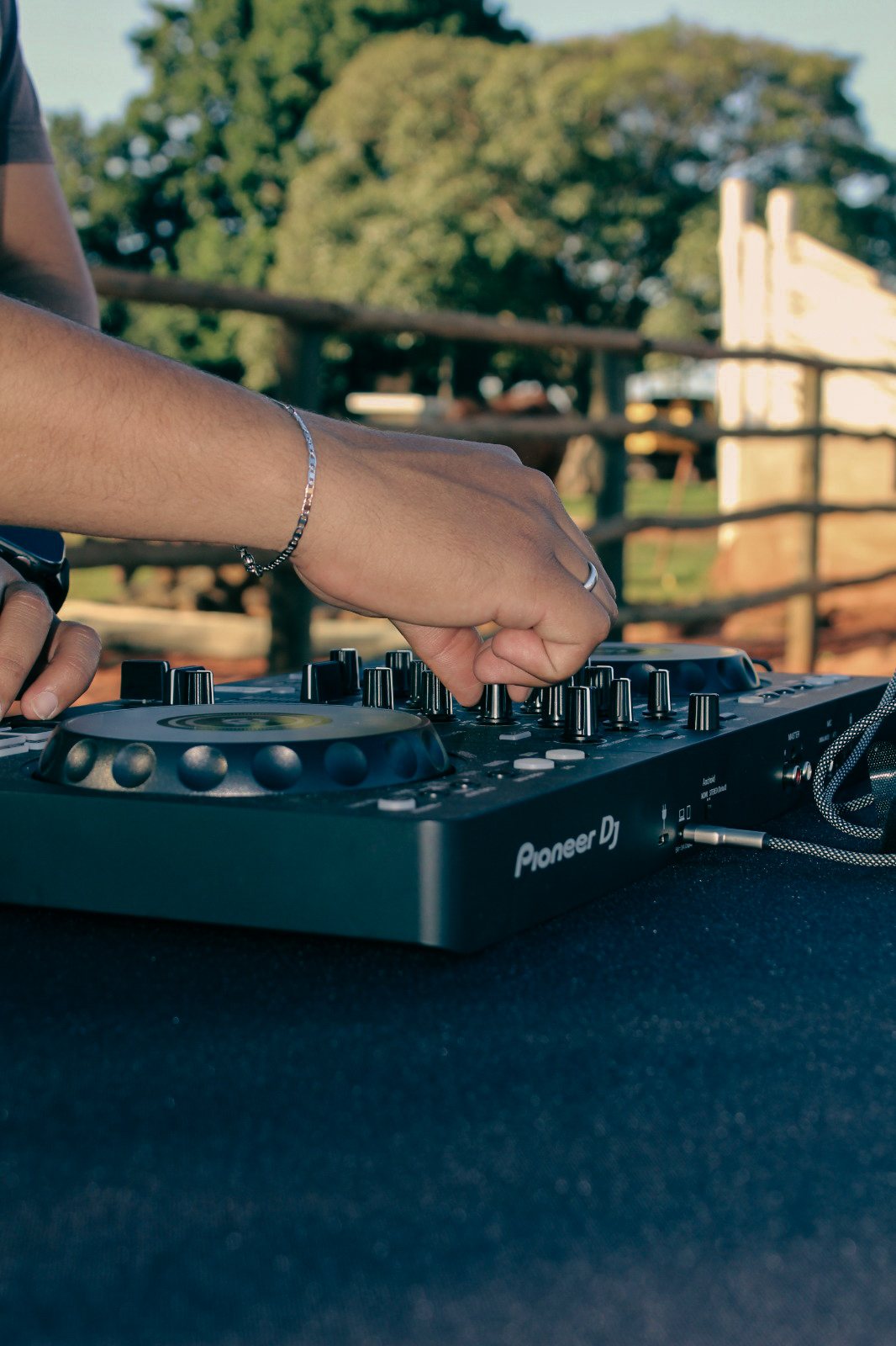 Detalhe das mãos do DJ AGROCRIS na controladora