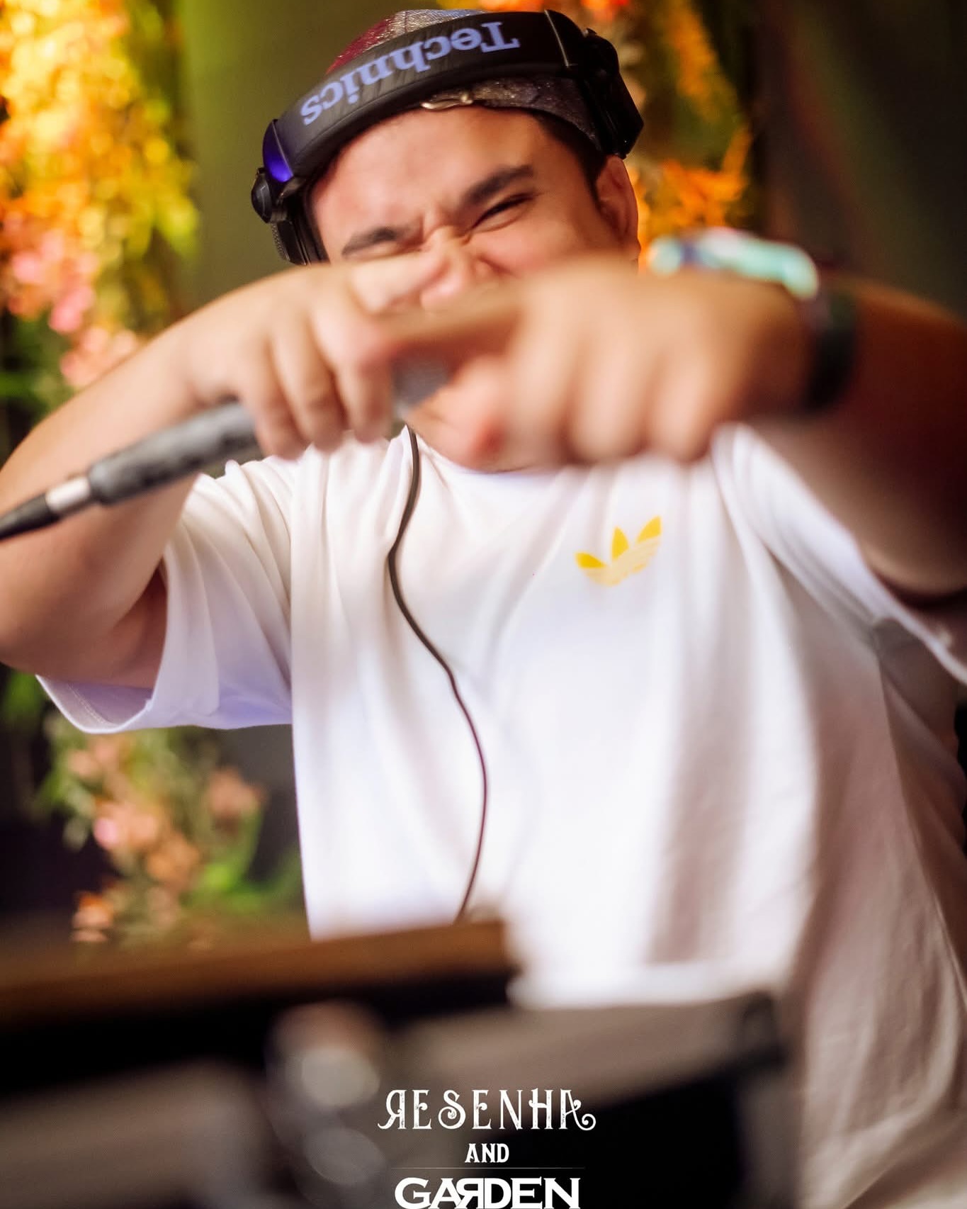 DJZIM durante apresentação