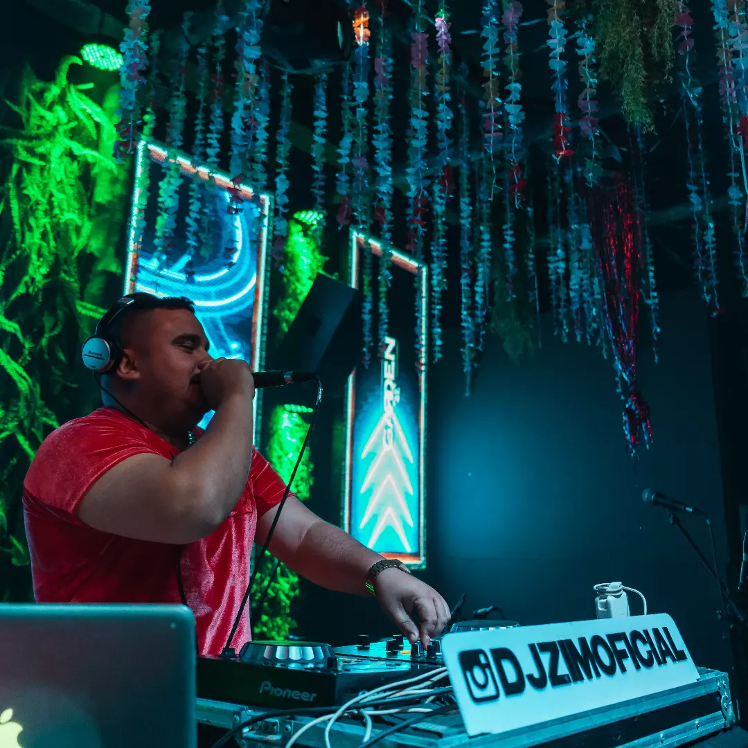 DJZIM no equipamento durante evento