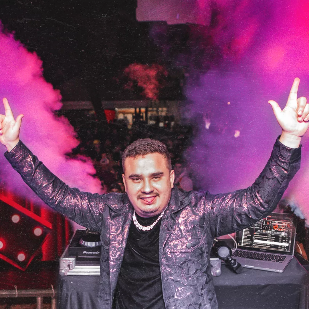 DJZIM em palco com fumaça colorida