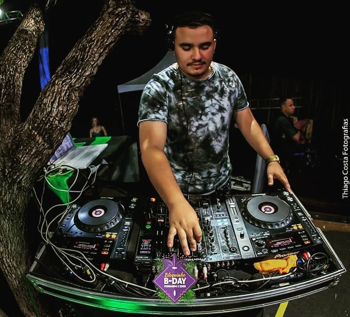 DJZIM tocando em equipamento profissional