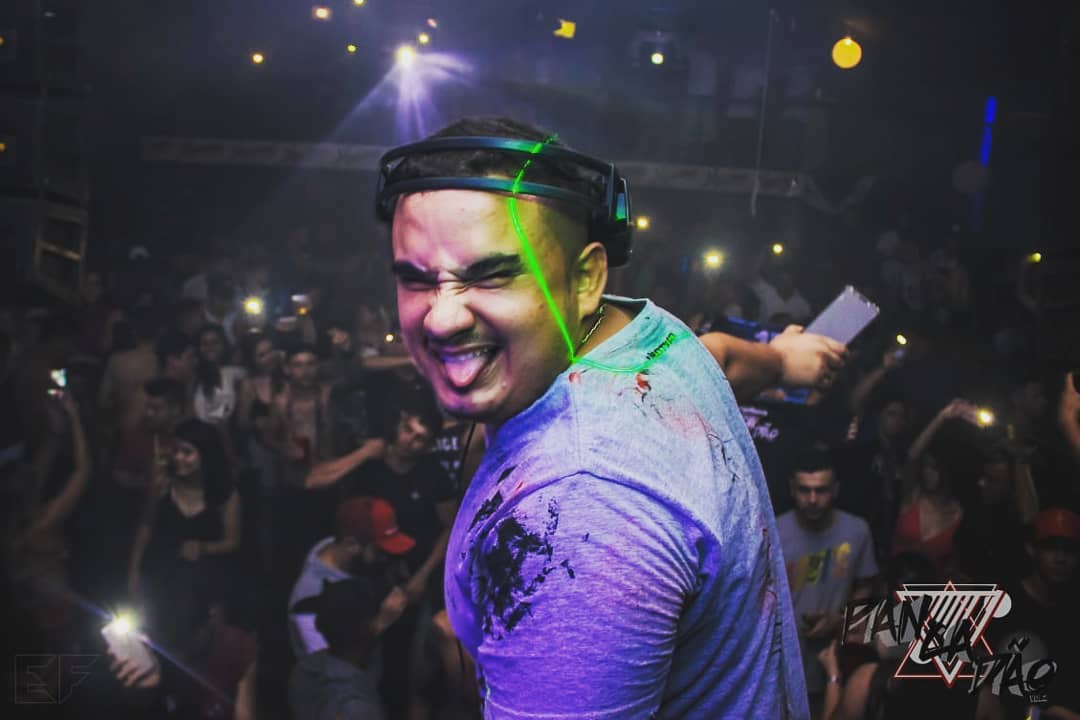 DJZIM em apresentação com público