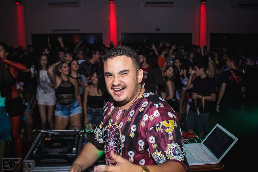 DJZIM animando festa com pista cheia