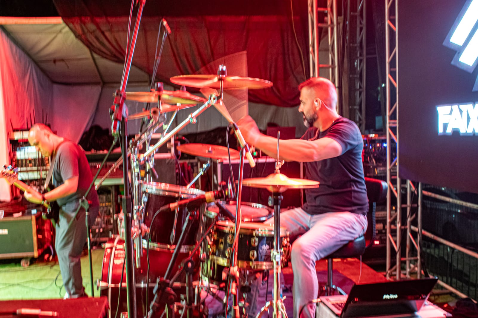 Baterista da Faixa Etária em performance