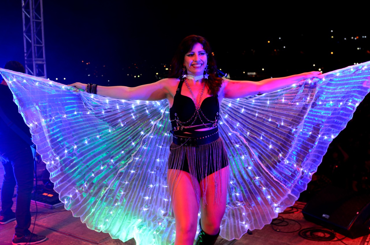 Vocalista da Faixa Etária em foto de palco