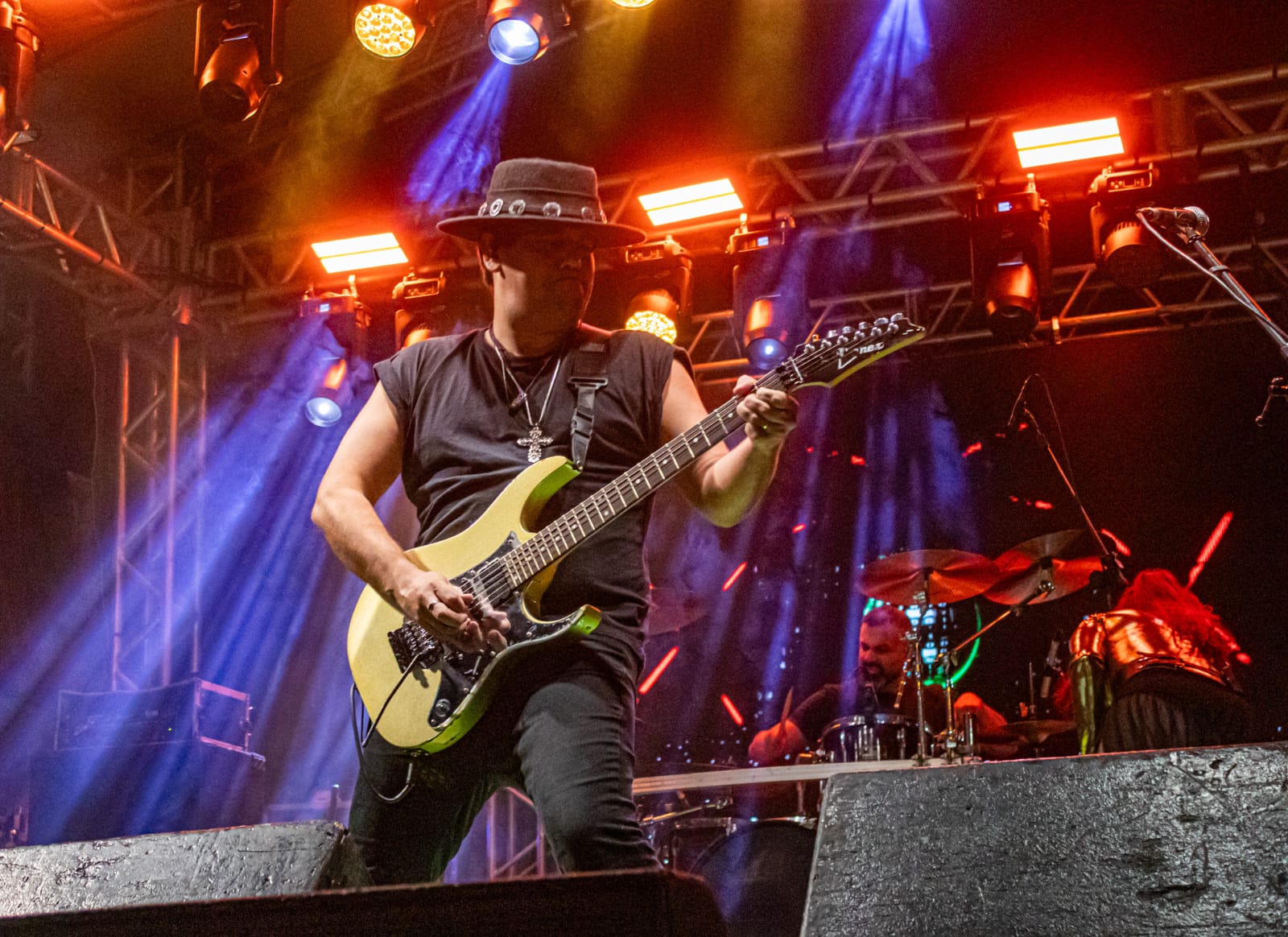 Guitarrista da Faixa Etária em show com luzes de palco