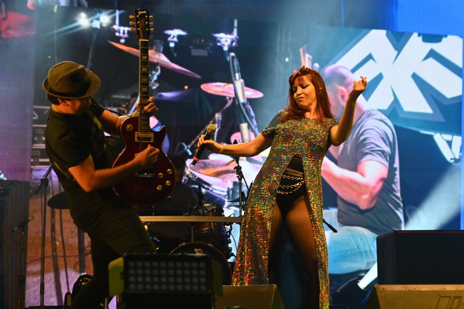 Vocalista e guitarrista da Faixa Etária em apresentação ao vivo