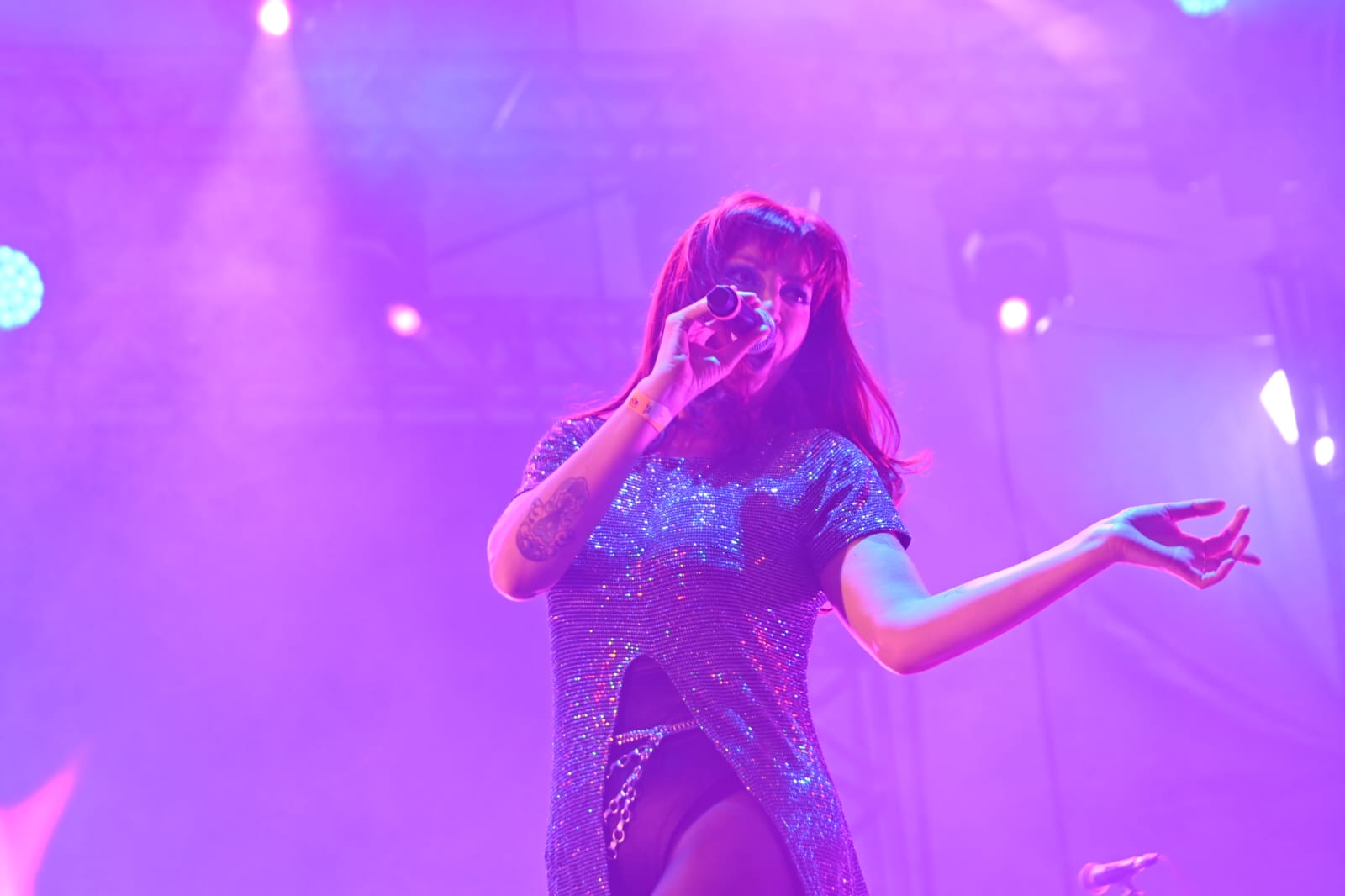 Vocalista da Faixa Etária cantando no palco