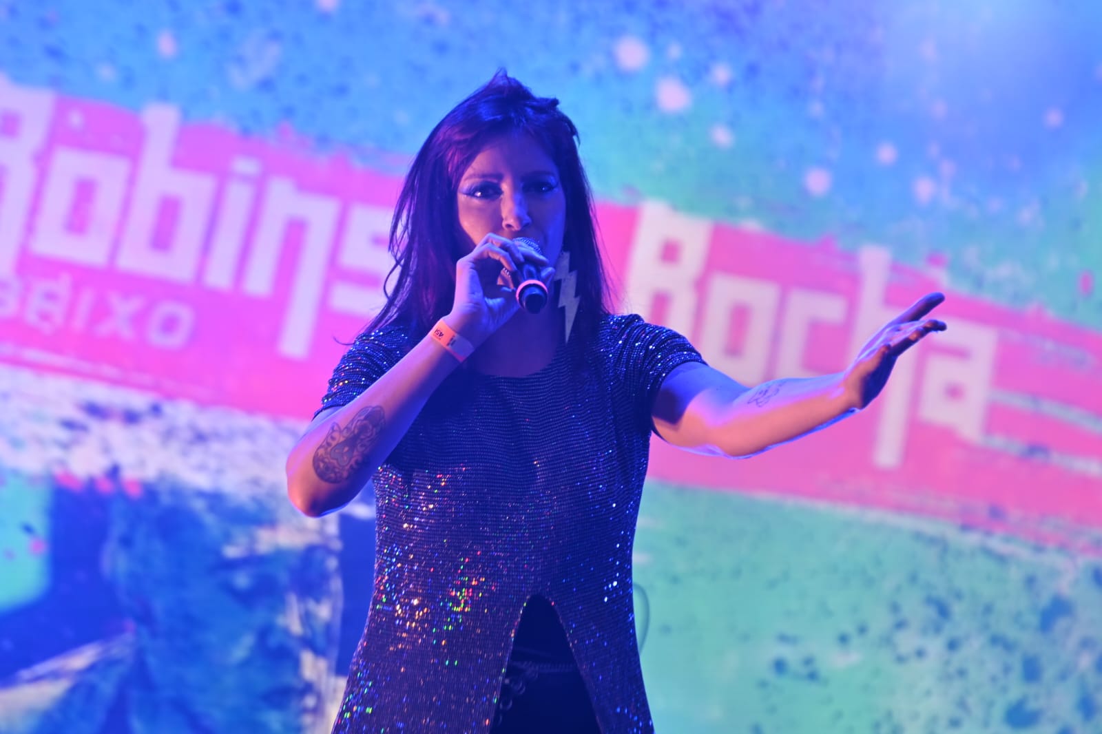 Faixa Etária no palco com luzes de show