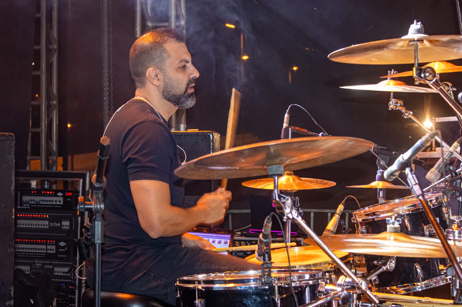 Baterista da Faixa Etária durante show