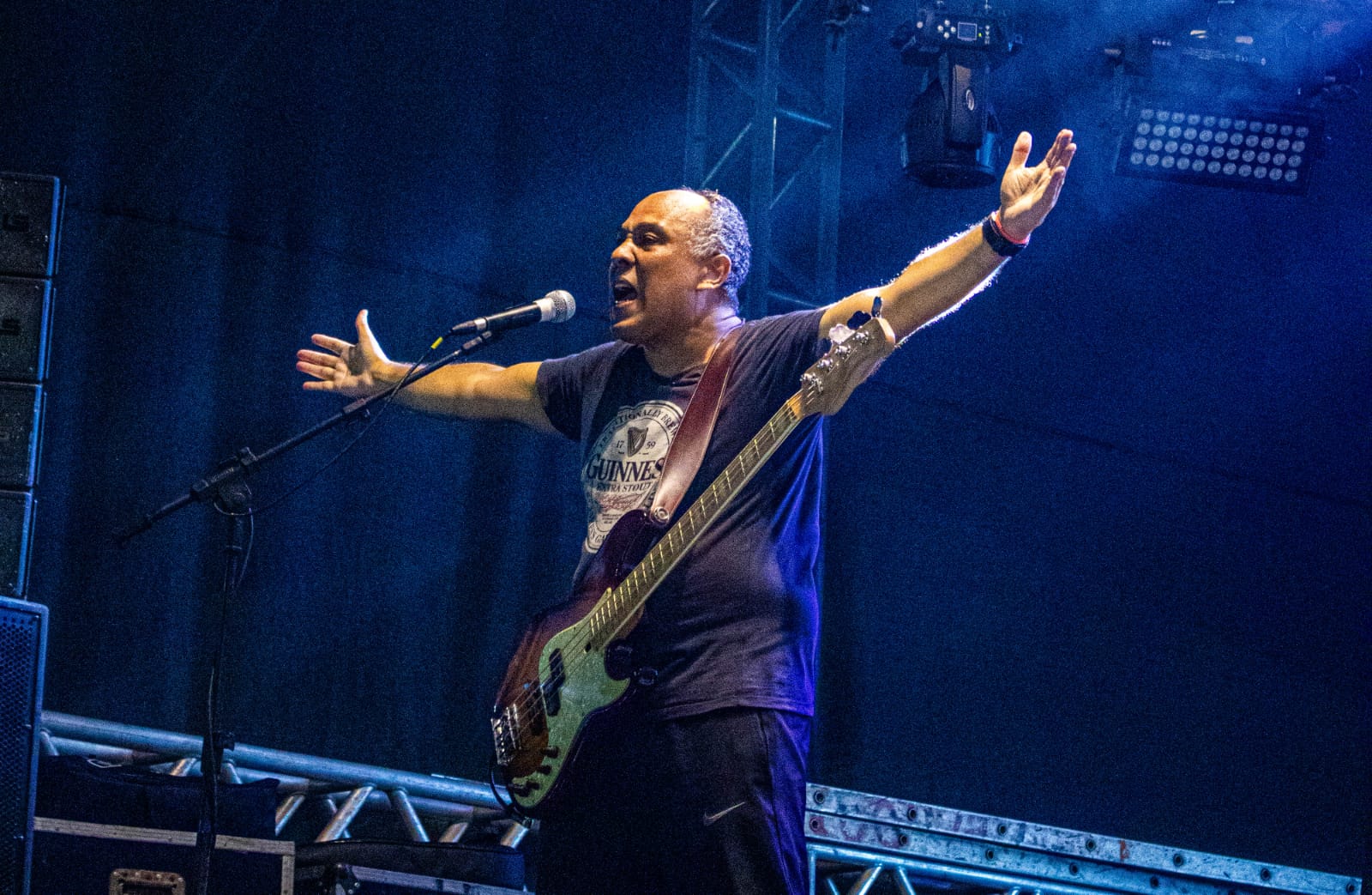 Baixista da Faixa Etária no palco