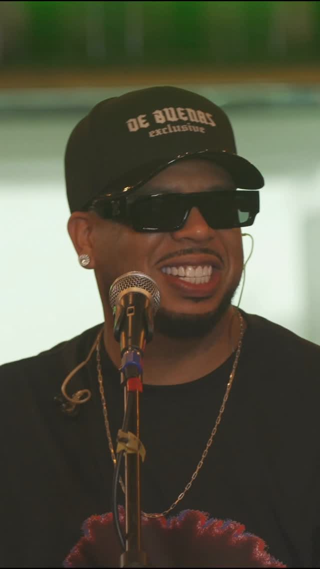 Vocalista do SDI sorrindo no palco
