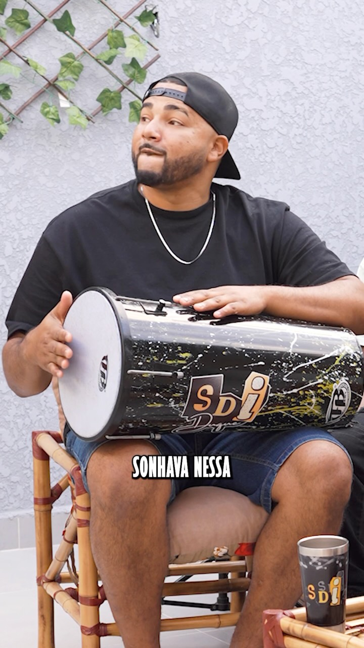 Integrante do SDI tocando tantan