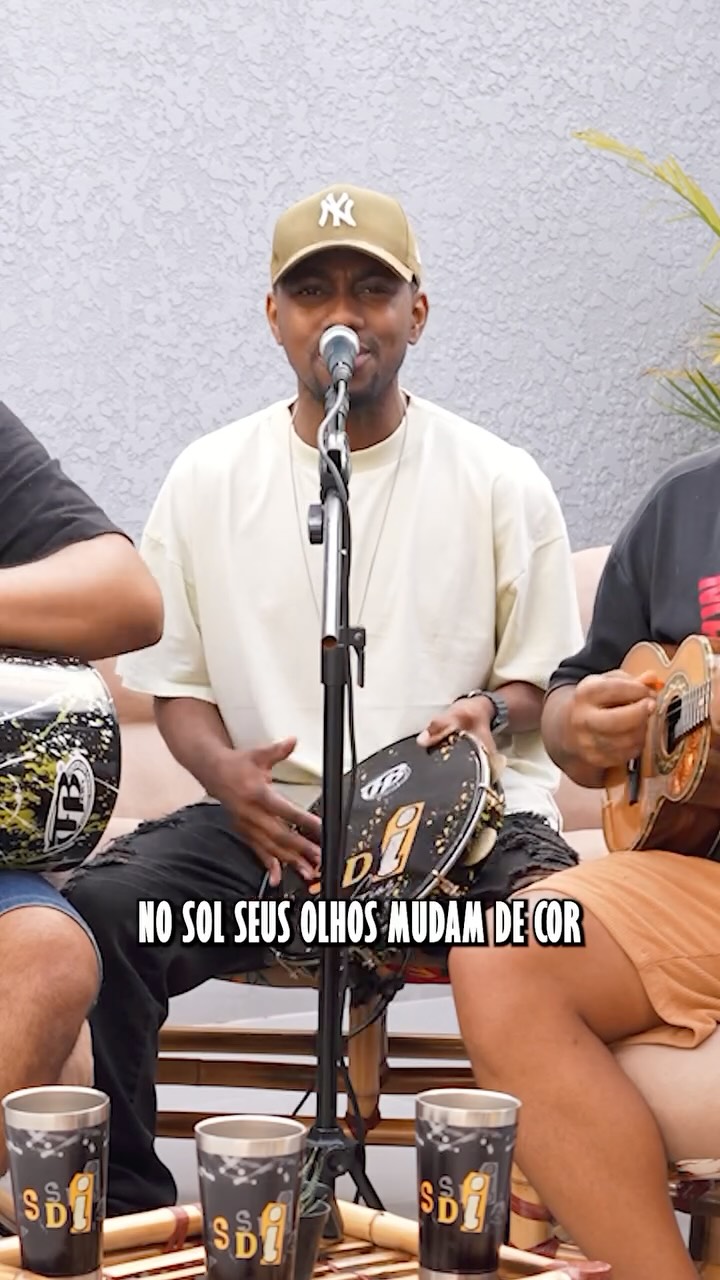 Integrante do SDI cantando e tocando pandeiro