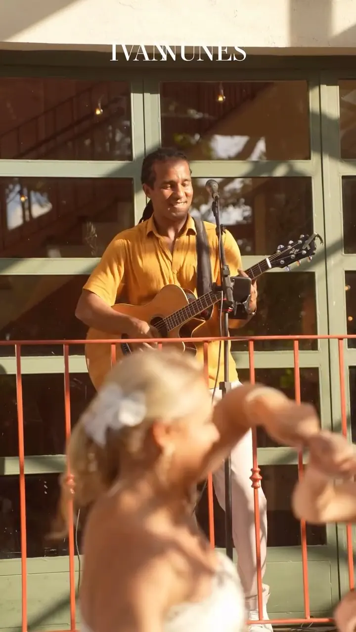 Ivan Nunes cantando em evento ao ar livre