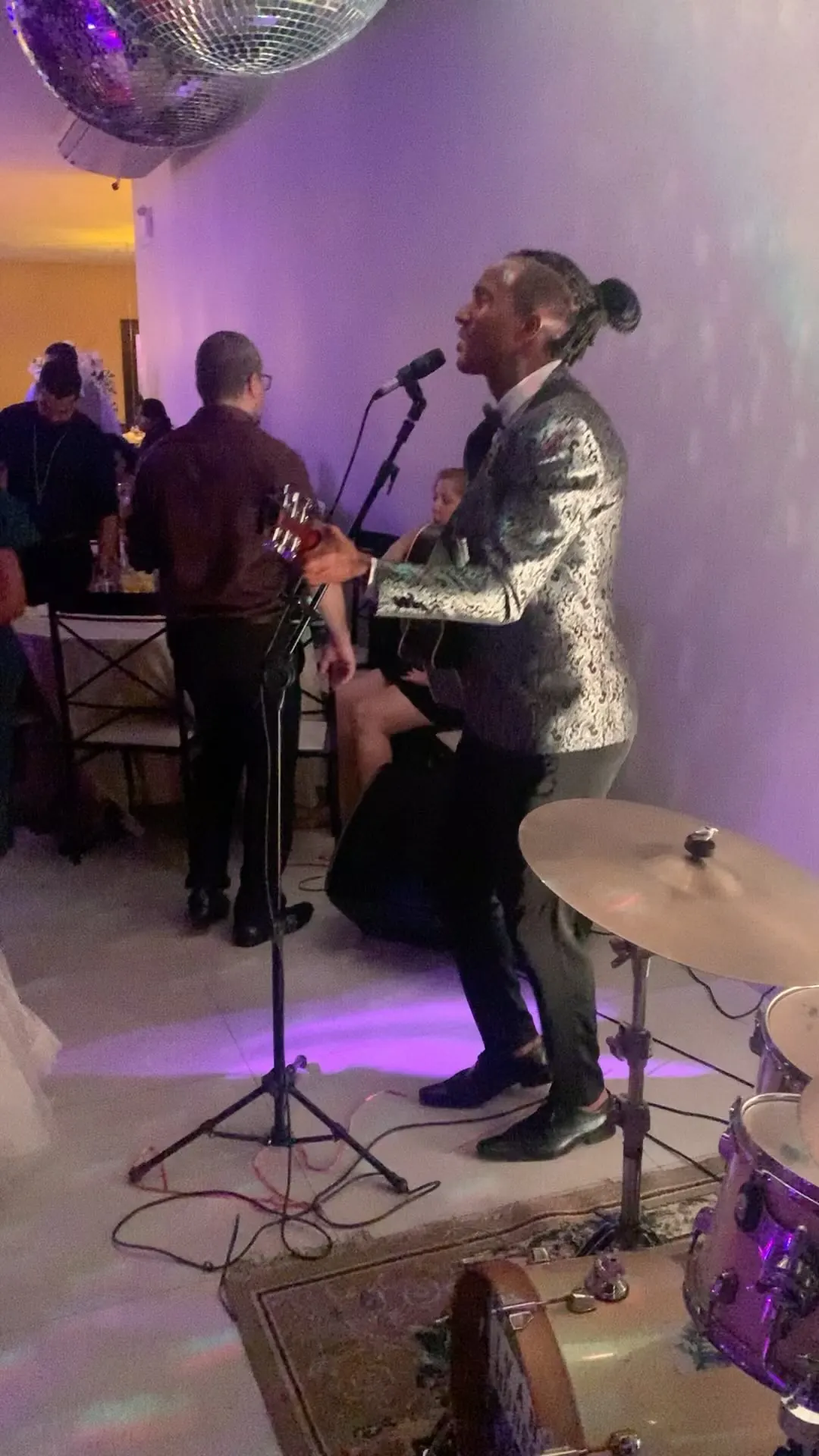 Ivan Nunes tocando violão em evento social