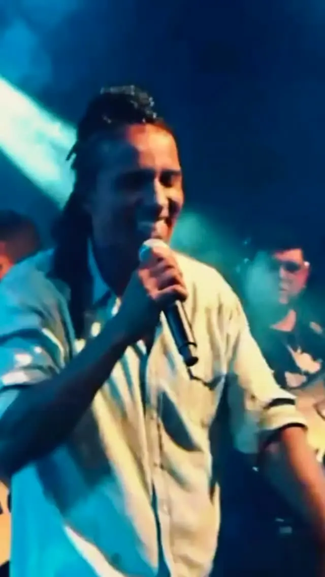 Ivan Nunes cantando em festa