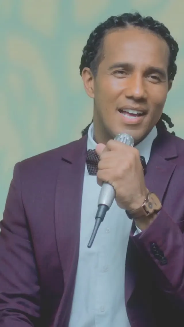 Ivan Nunes em ensaio artístico com microfone