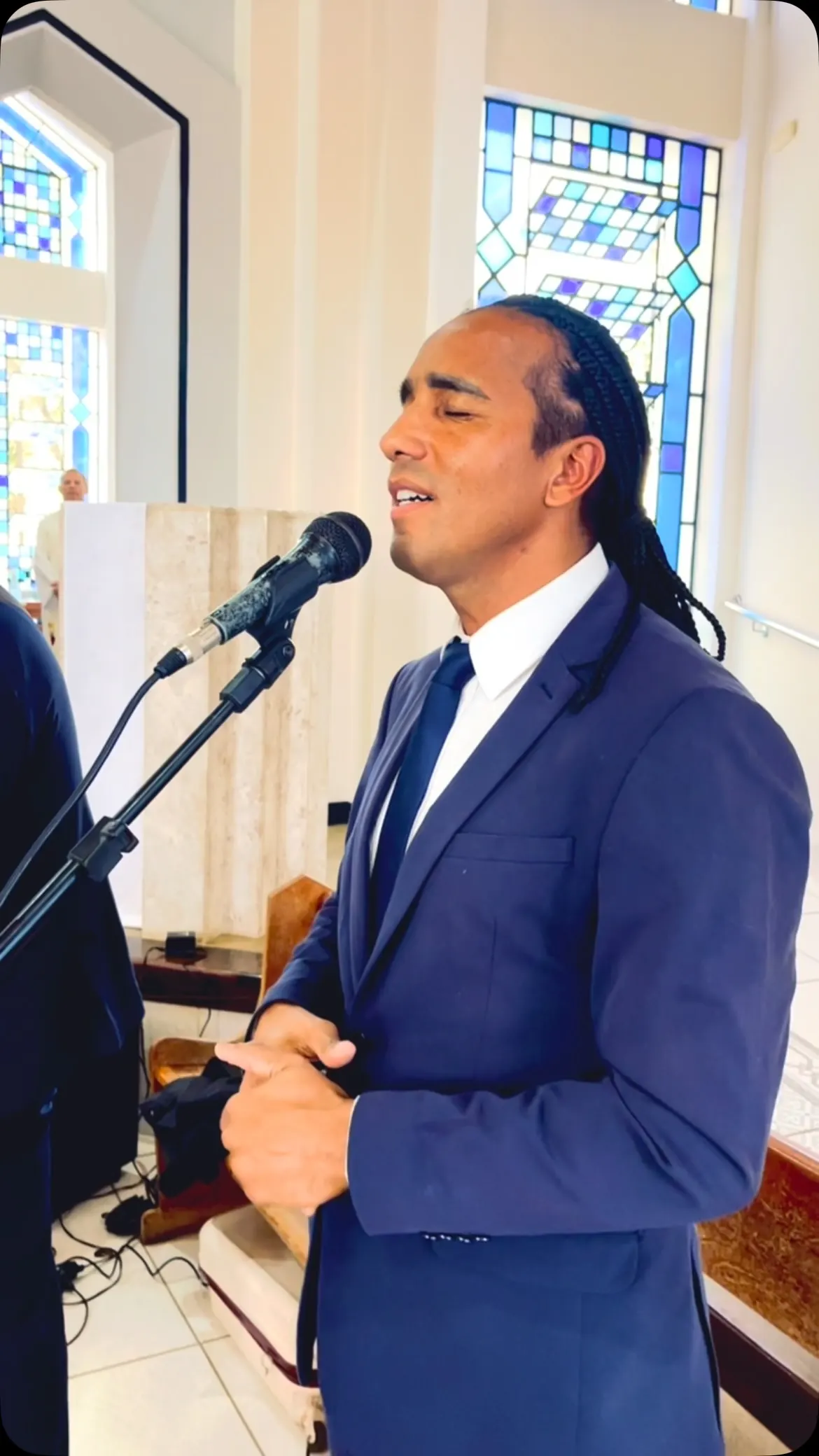 Ivan Nunes cantando em cerimônia