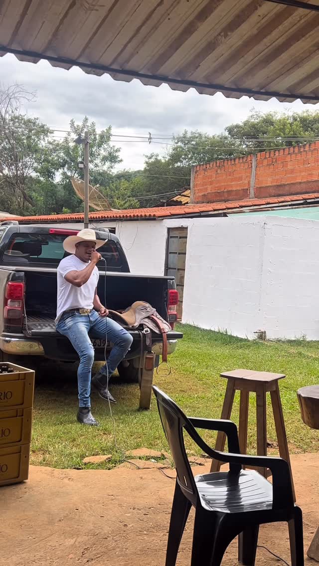 LEO FERREIRA cantando em ambiente aberto