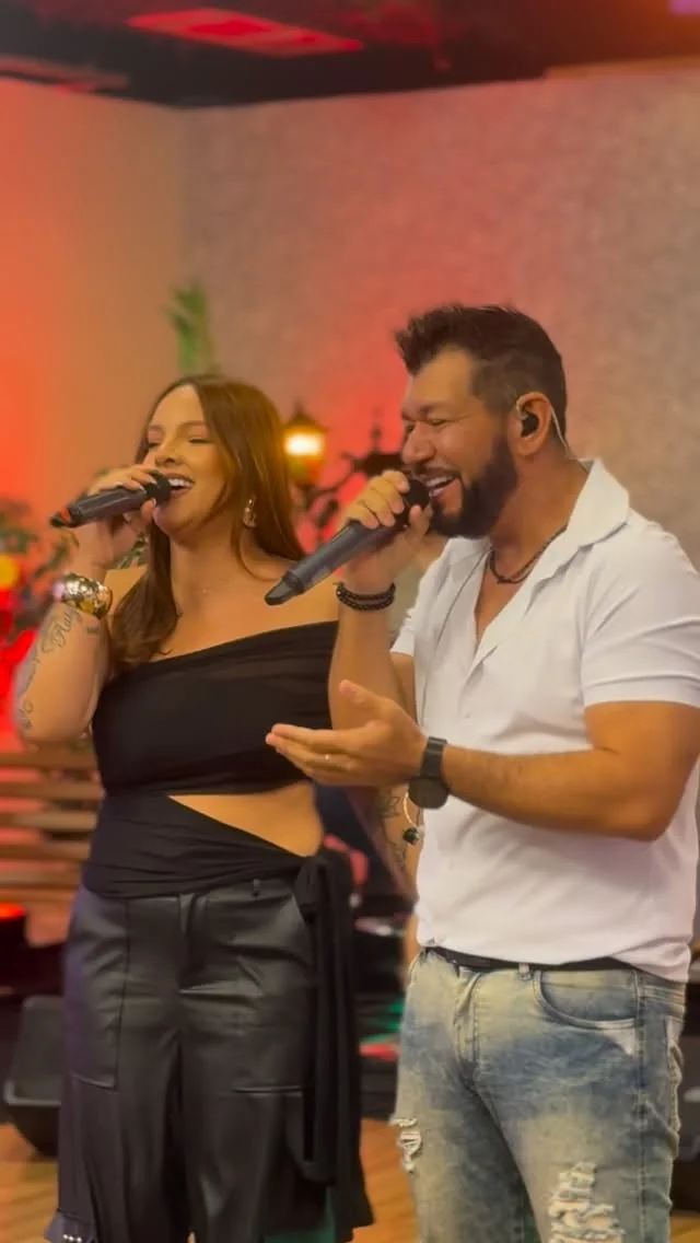 Paulinha & Adriano cantando juntos