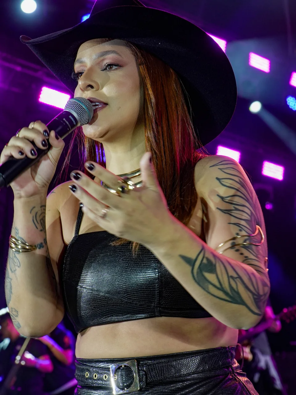 Paulinha cantando no palco