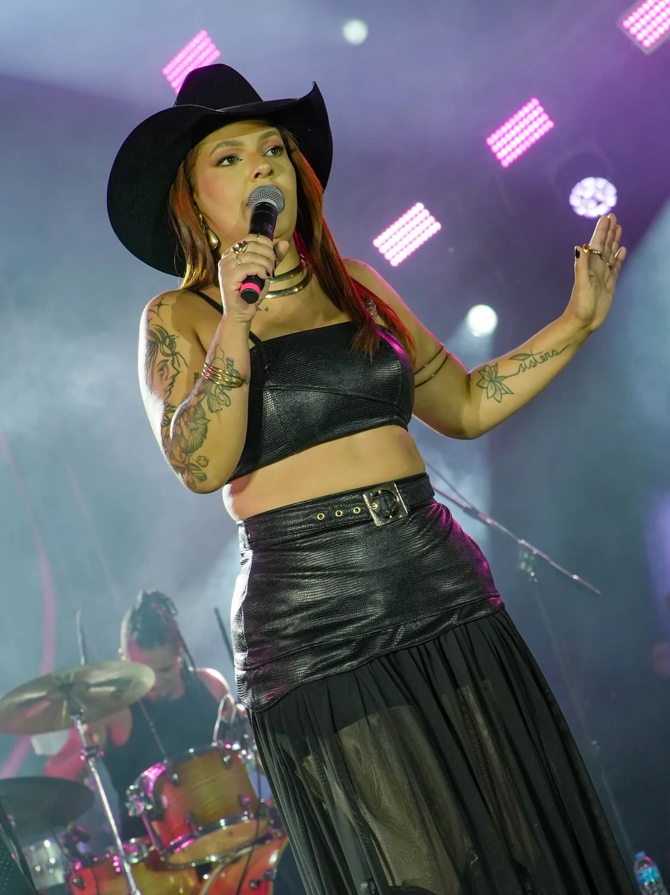 Paulinha em apresentação ao vivo