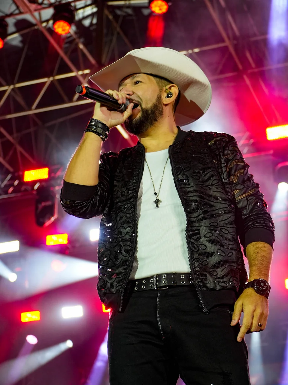 Adriano cantando ao vivo