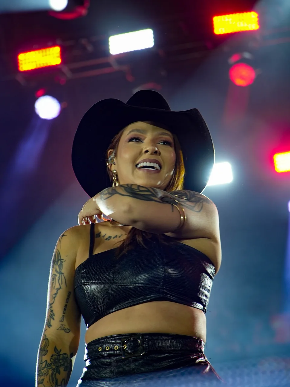 Paulinha sorrindo durante show