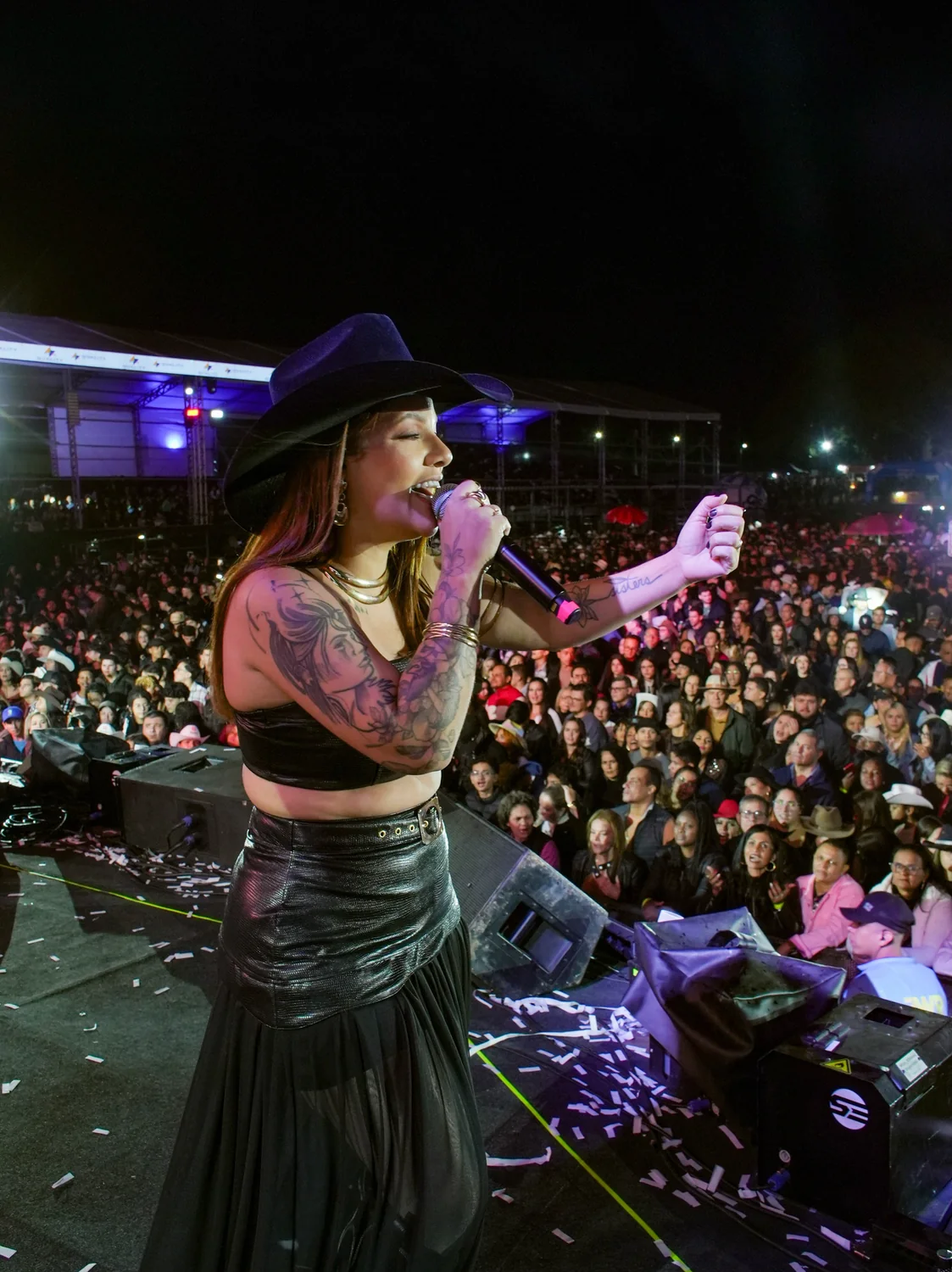 Paulinha cantando para o público