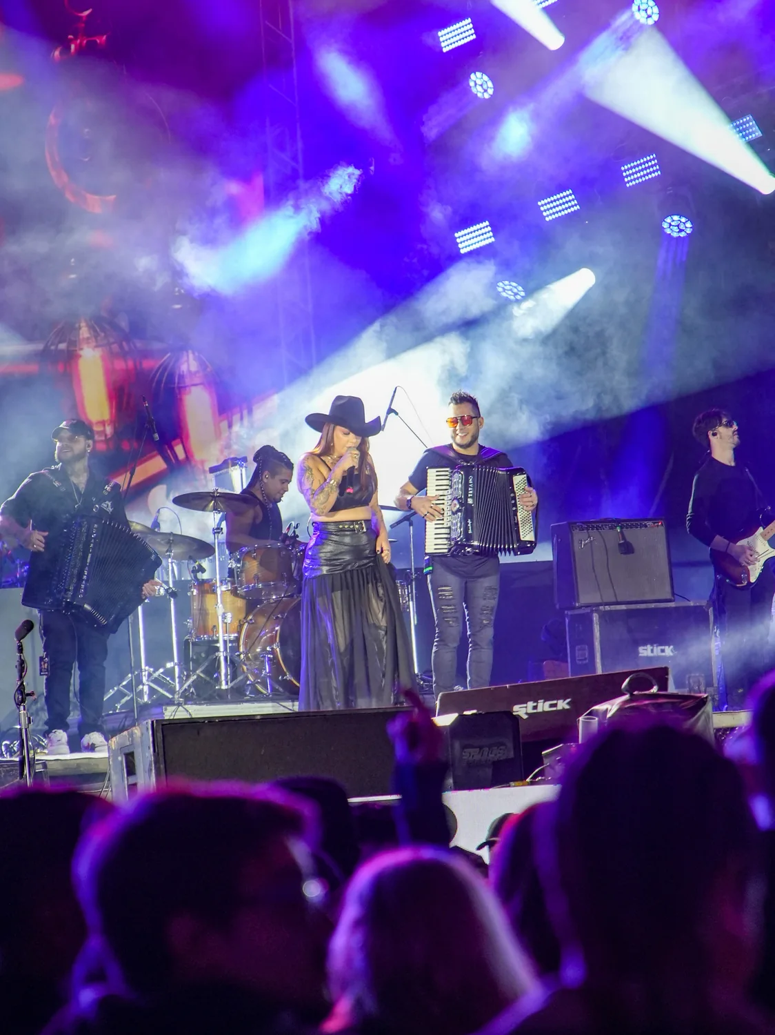 Paulinha & Adriano com banda no palco