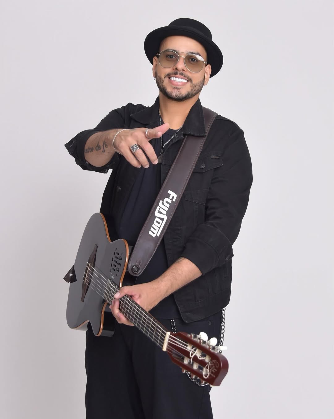 Christiano Pitta posando com violão