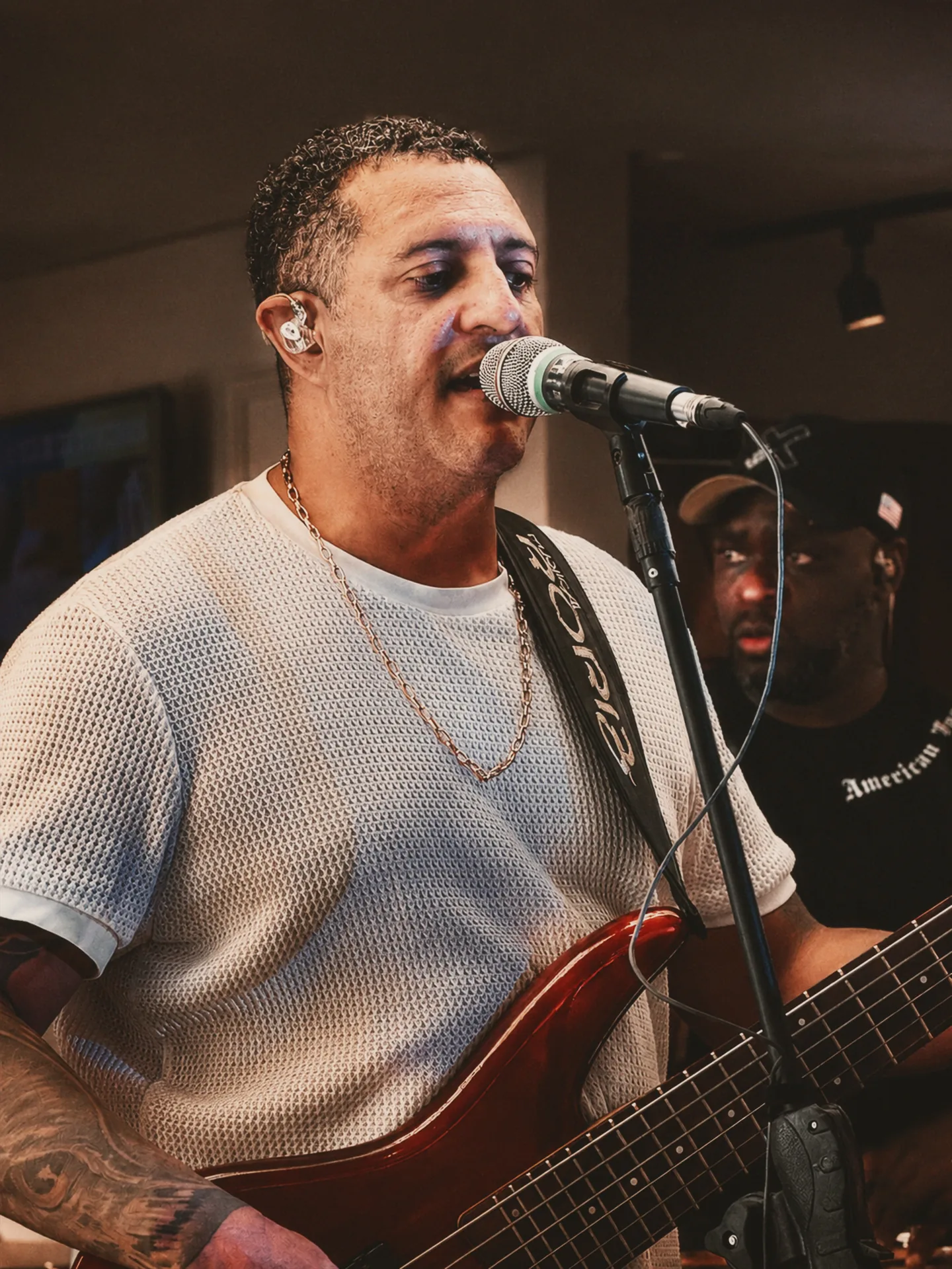 Rubens cantando e tocando baixo em apresentação do 1 Lance A+