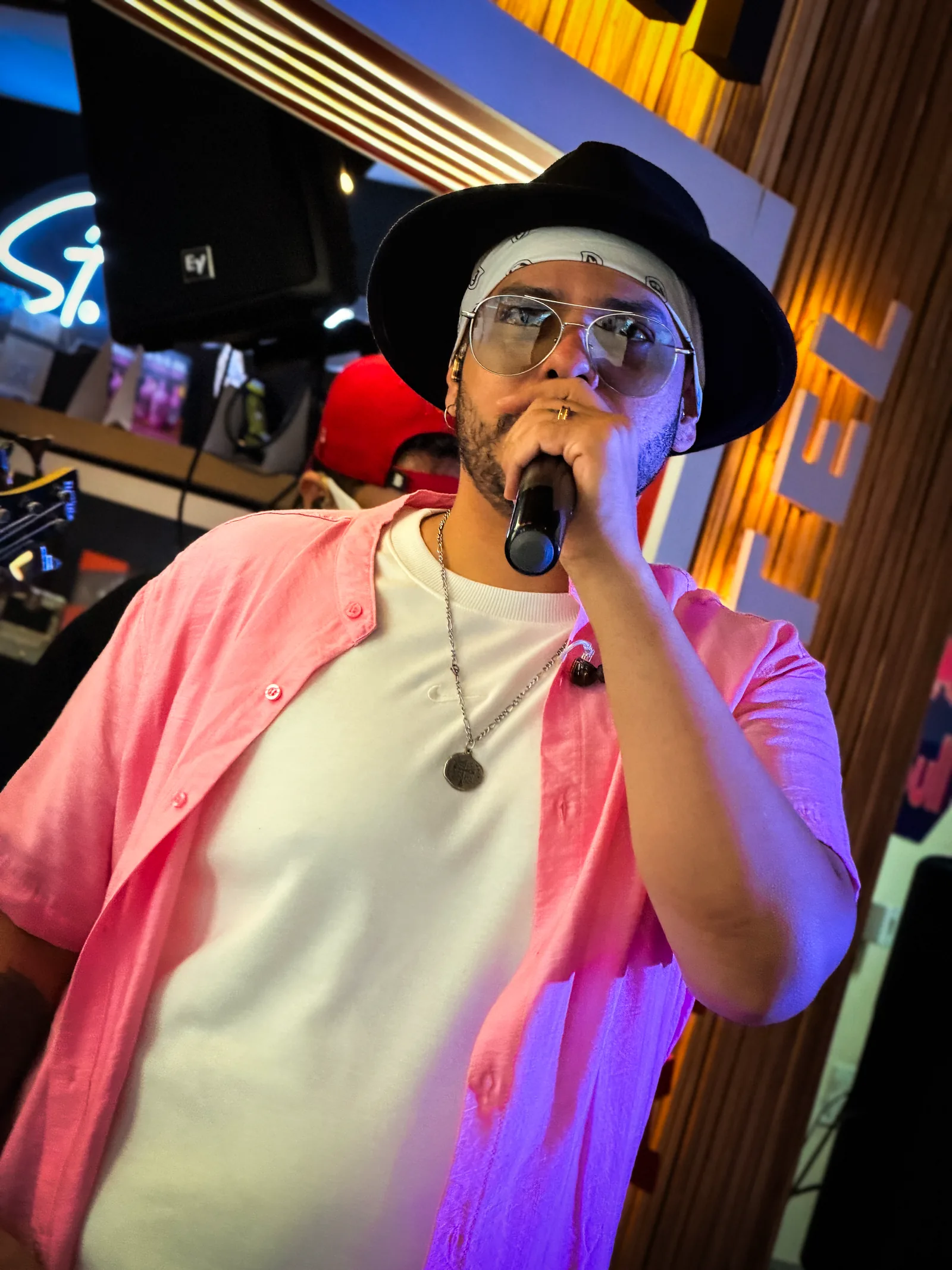 Vocalista do 1 Lance A+ cantando ao microfone