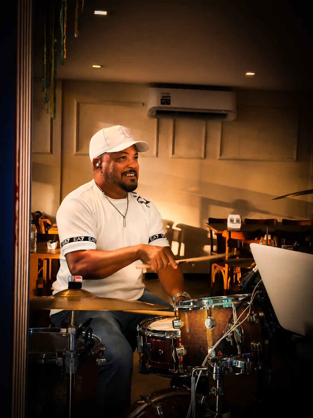 Ismael Tchaka tocando bateria em apresentação