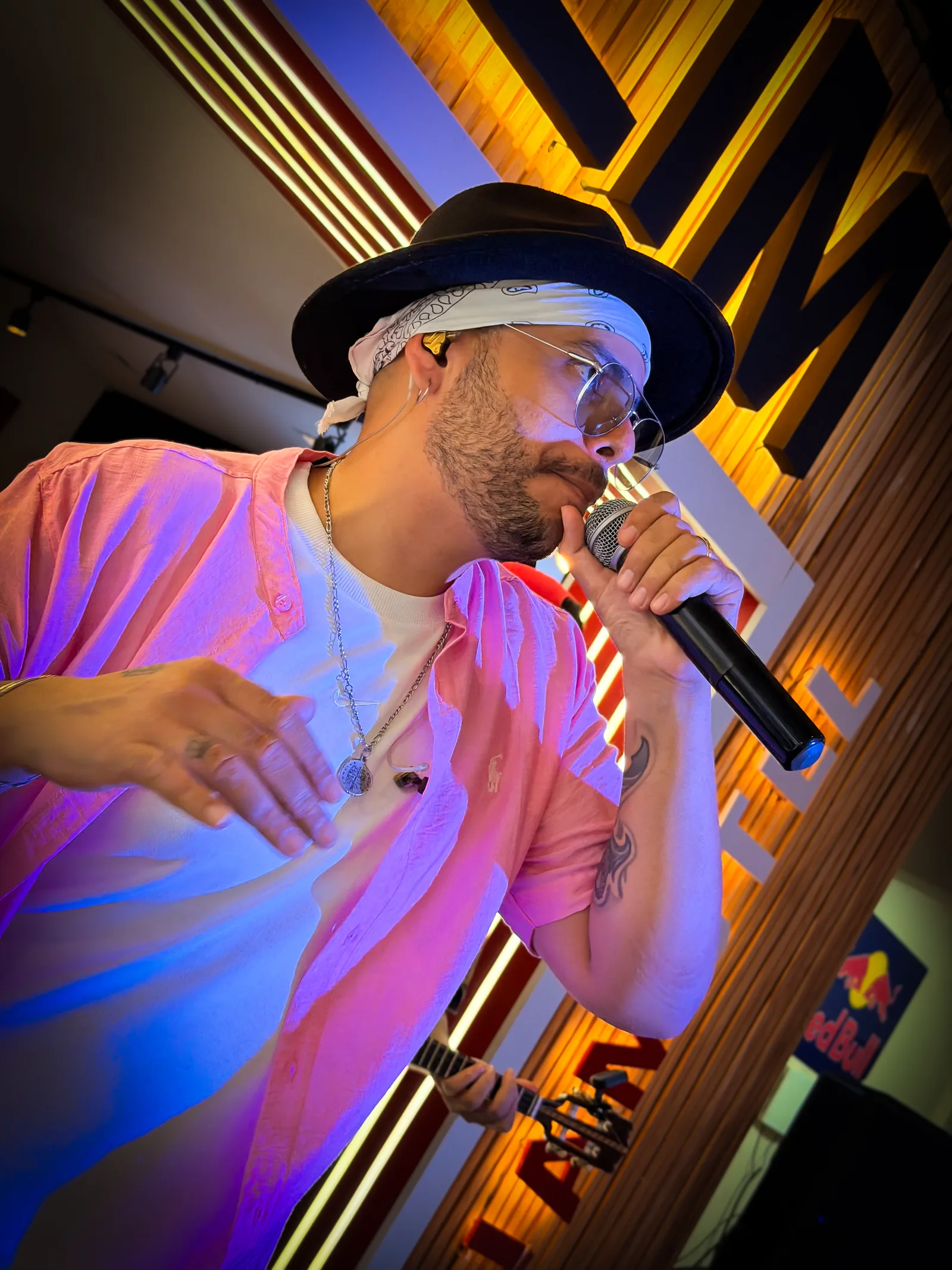 Vocalista do 1 Lance A+ em performance ao vivo