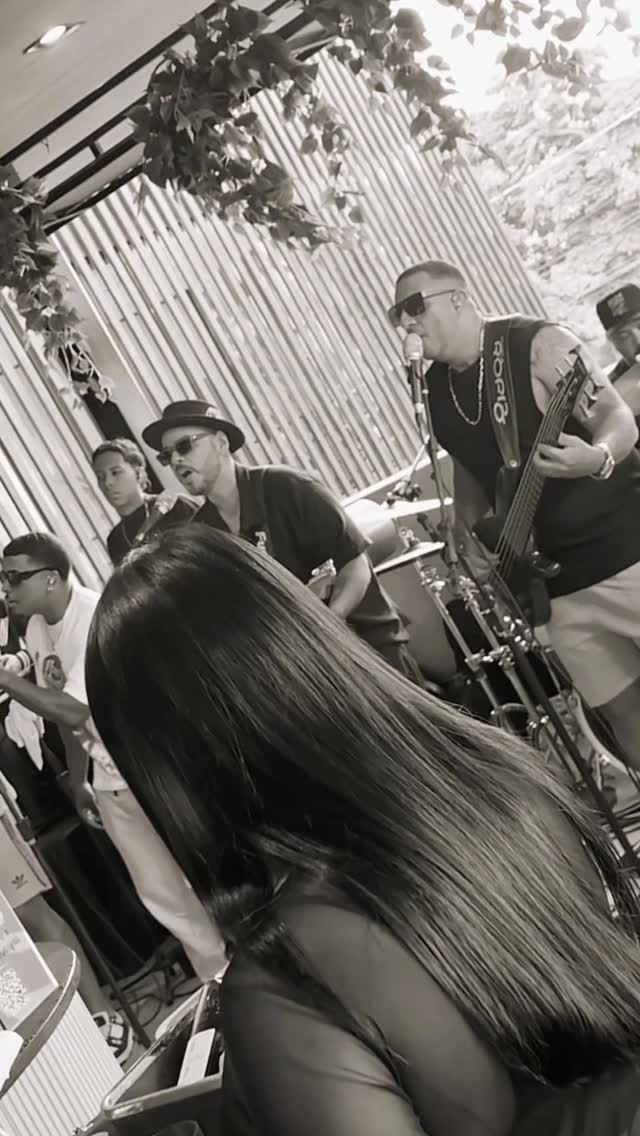 1 Lance A+ tocando ao vivo para o público