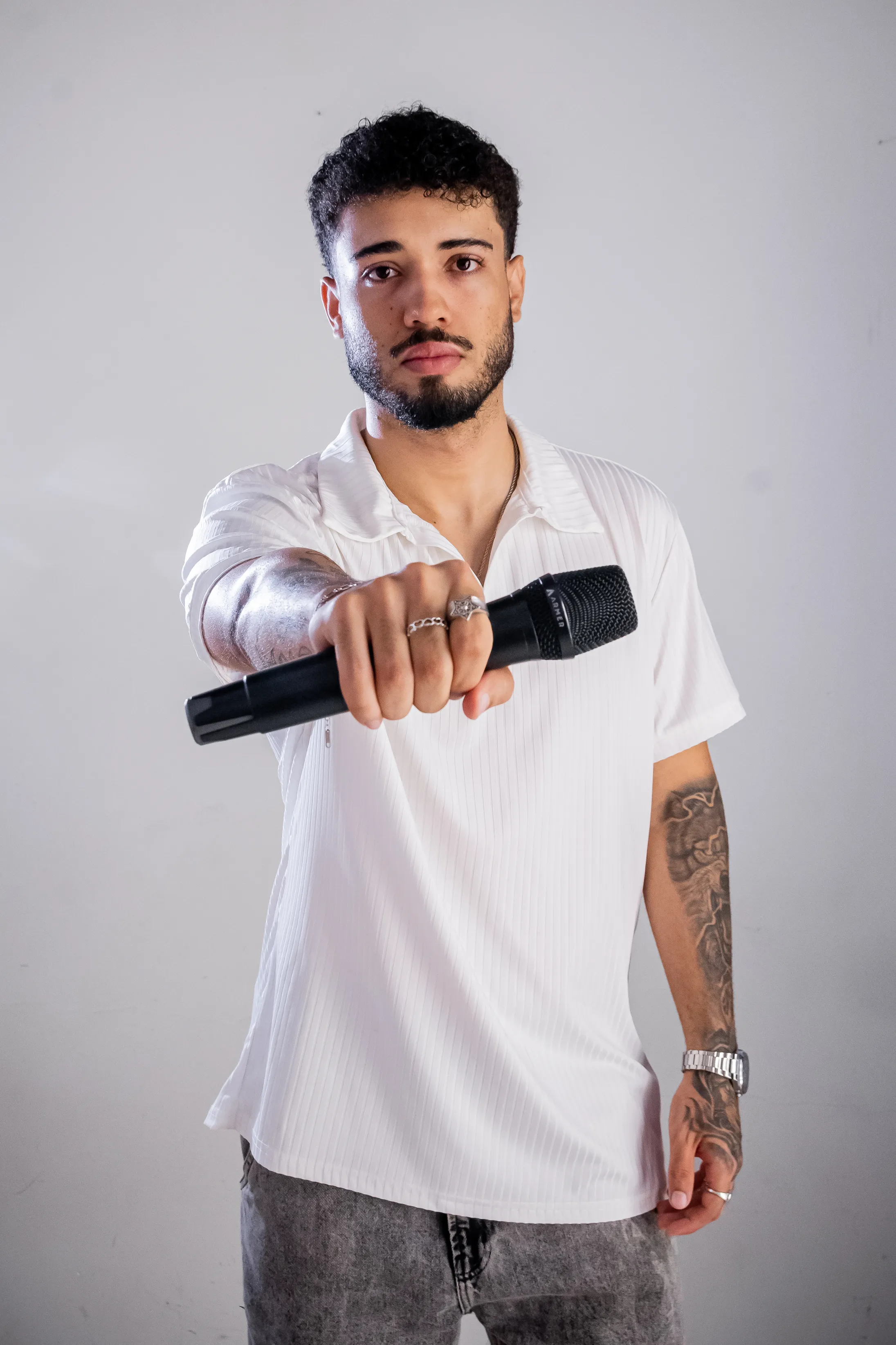 Vinícius Magalhães em ensaio segurando microfone