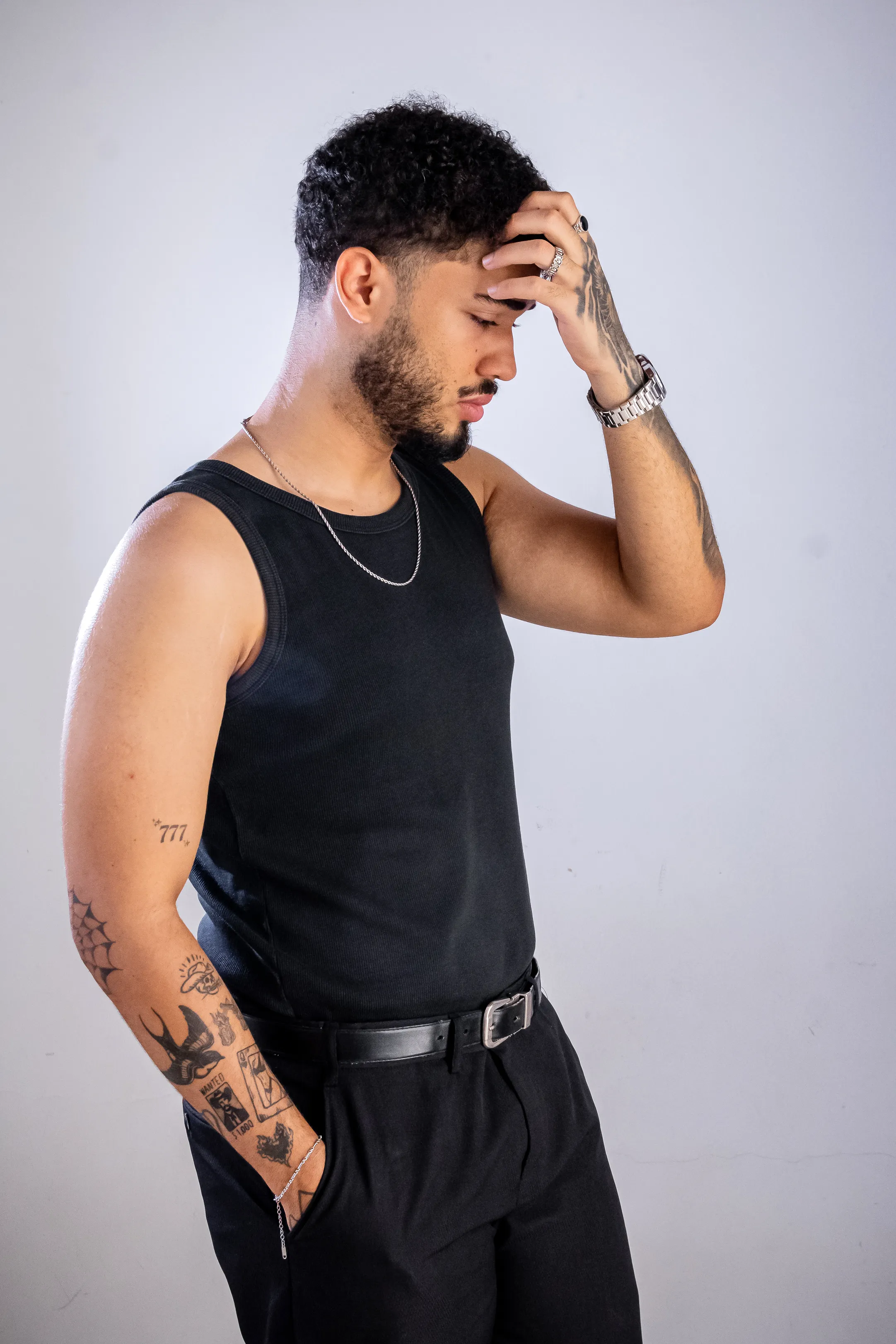 Vinícius Magalhães em perfil durante ensaio fotográfico